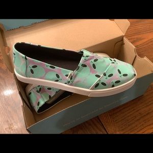 New in box Toms glow in the dark alien shoes